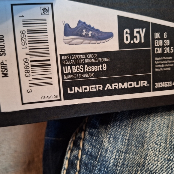 Youth under armour shoes - Picture 4 of 4